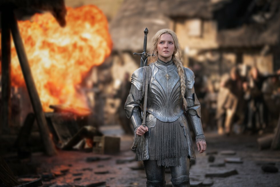 Galadriel (Morfydd Clark) fik notatet: Cool elfs don't look at explosions - Foto: Matt Grace/Prime Video  - The Lord of the Rings: The Rings of Power: Tilbage til Middle Earth!