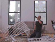 Ryan Reynolds mister oveblikket, mens han samler IKEA-møbler