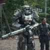 Maximus (til højre) har en tung opgave som væbner til en Brotherhood of Steel-soldat - Foto: Jojo Whilden/Prime Video - Fallout: Prime Videos spiladaption er en ægte kærlighedserklæring til ødemarkens fans