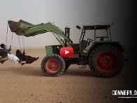 Saudier gynger på skovlen af en kørende traktor - dagens underligste video