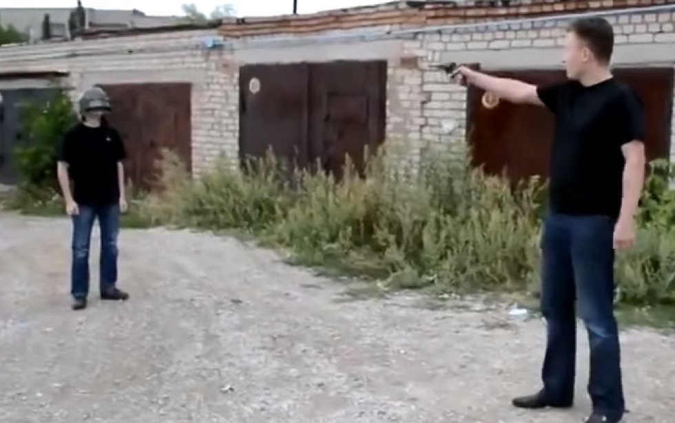 Bulls eye! - Vanvittige russere tester skudsikker hjelm