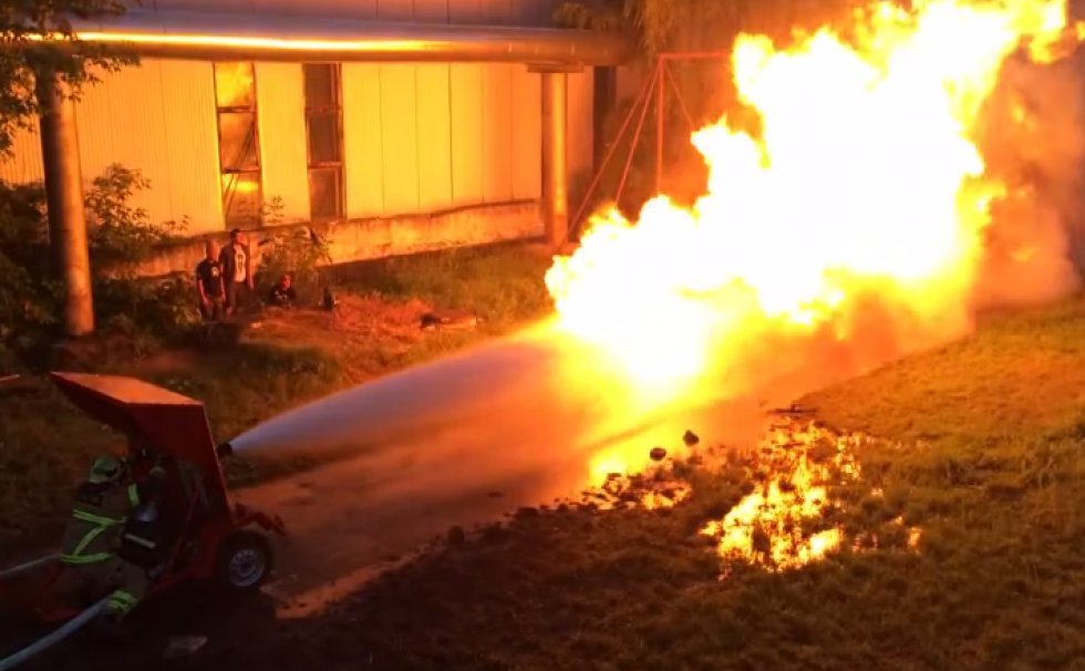 Brandslange vs. flammekaster - hvem vil vinde?