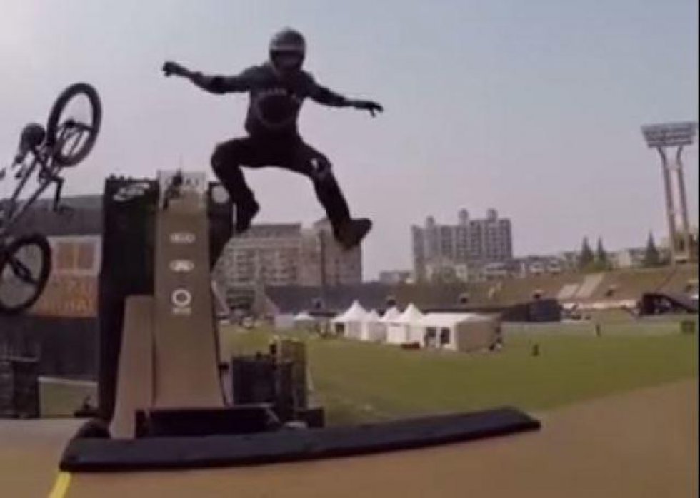 Dagens repeat-video: BMX-dude skifter cykel midt i luften