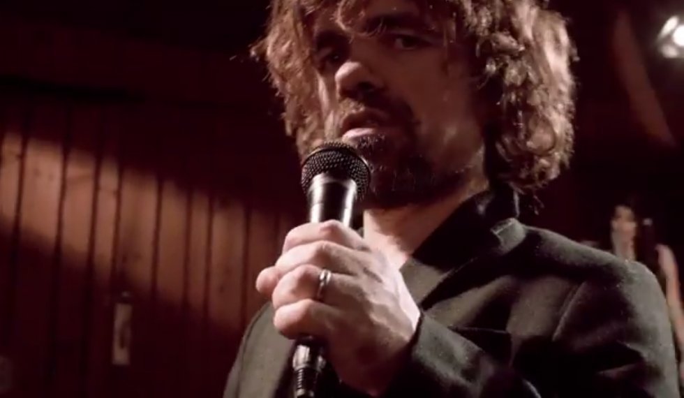 Tyrion Lannister synger en sang om ikke at være død endnu. 