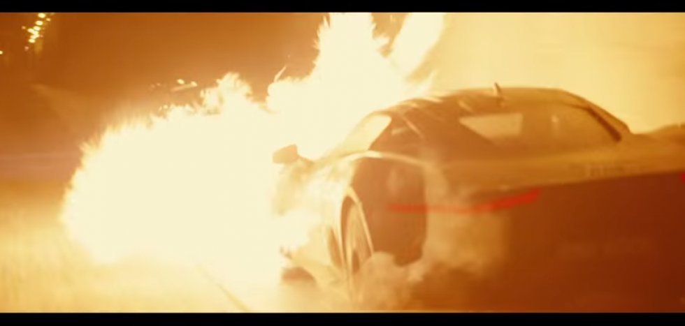 Den nye TV-trailer for Spectre bringer ikke så meget nyt, men en flammekastende Aston Martin, det har den!