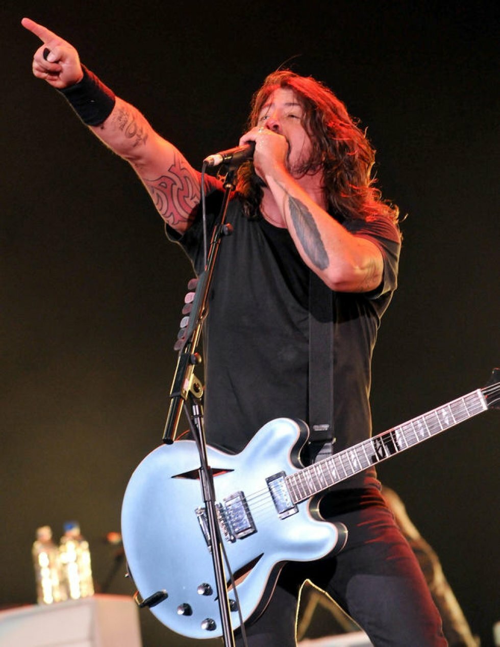 Dave Grohl brækker benet, men færdiggør stadig Foo Fighters koncert i Sverige