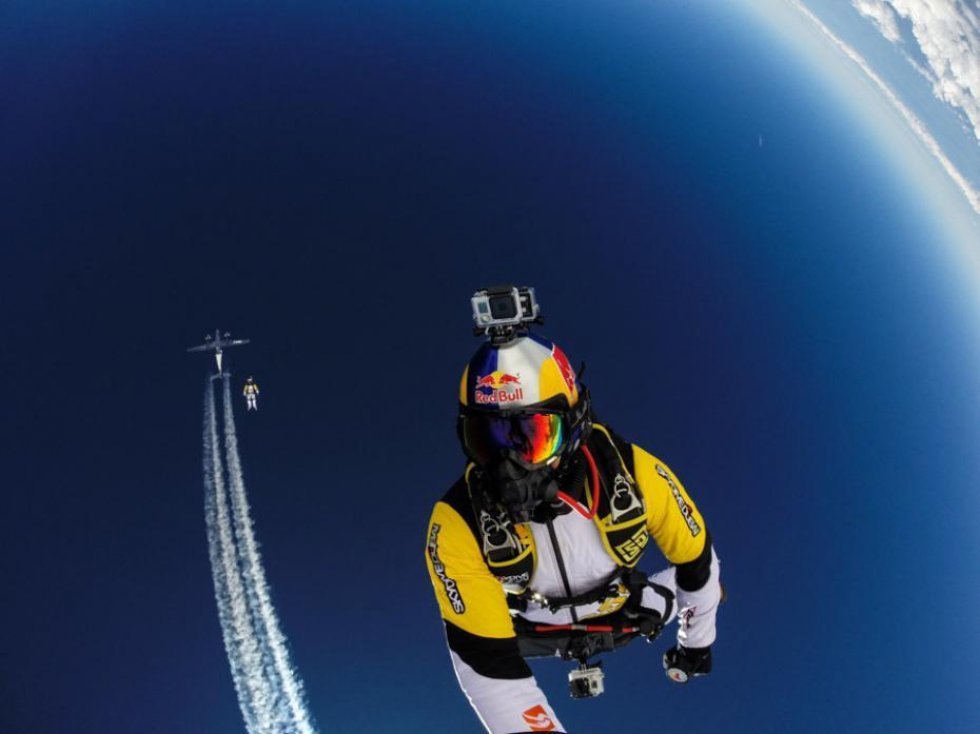 De her dudes skydiver 10 kilometer over Mont Blanc