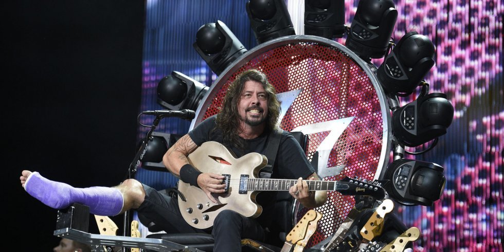 Dave Grohl fortsætter koncert-tour med brækket ben siddende på en guitar-trone