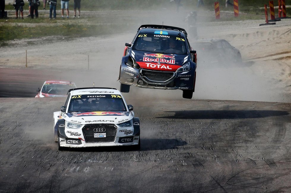Rallycross i Sverige er en verden af biler, bajere og benzindampe