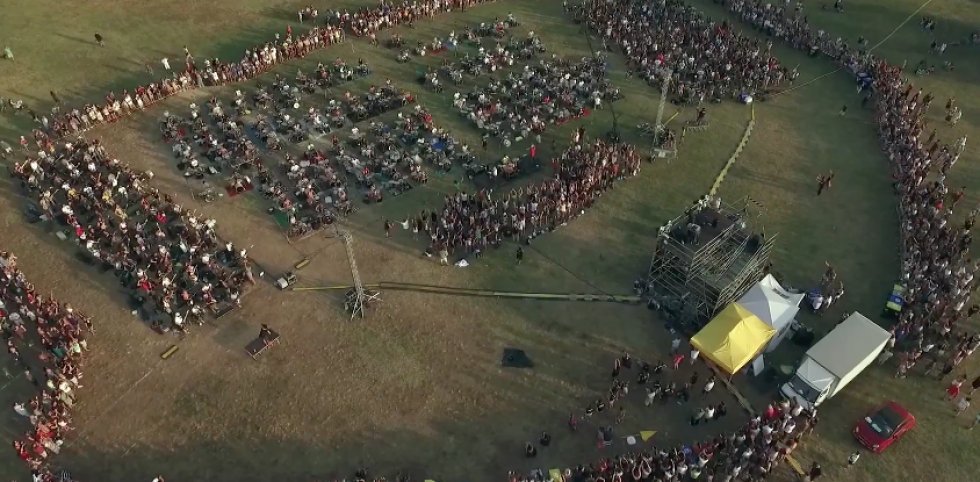 1000 musikere samles om at spille Foo Fighters.