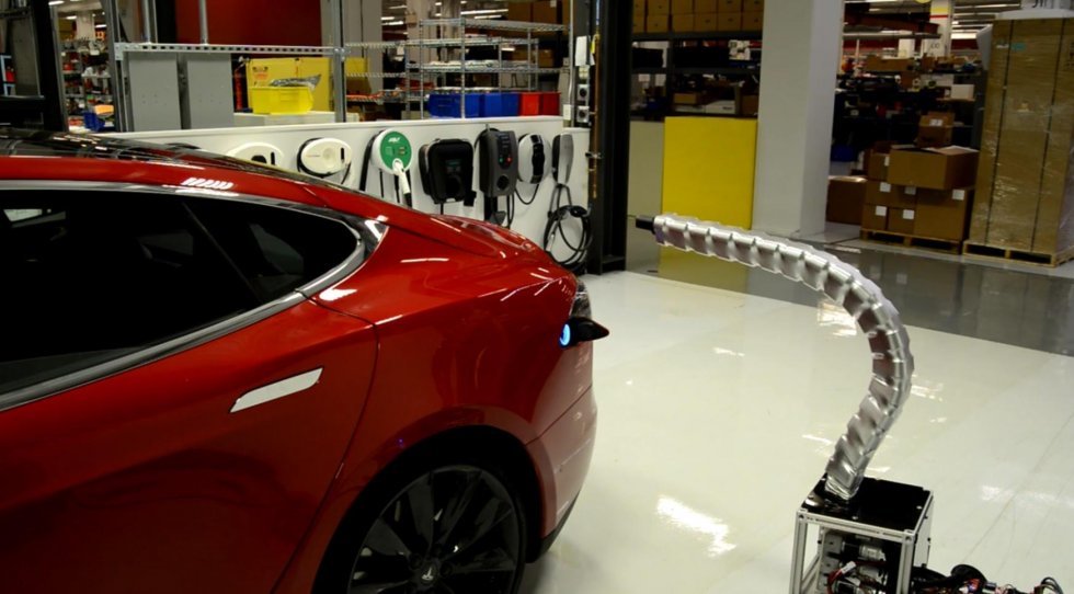 Se Teslas robot-ladekabel i aktion