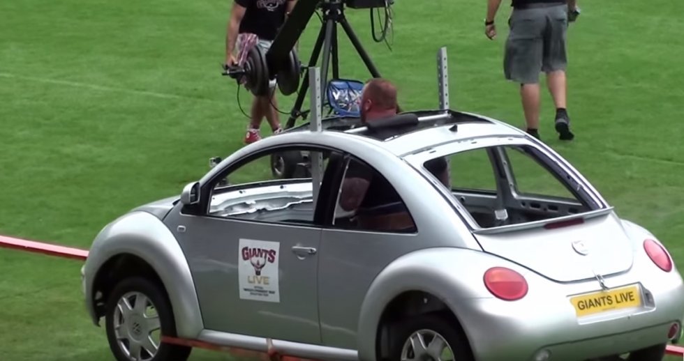 The Mountain går en fodboldbane med en VW Beetle på skuldrene!
