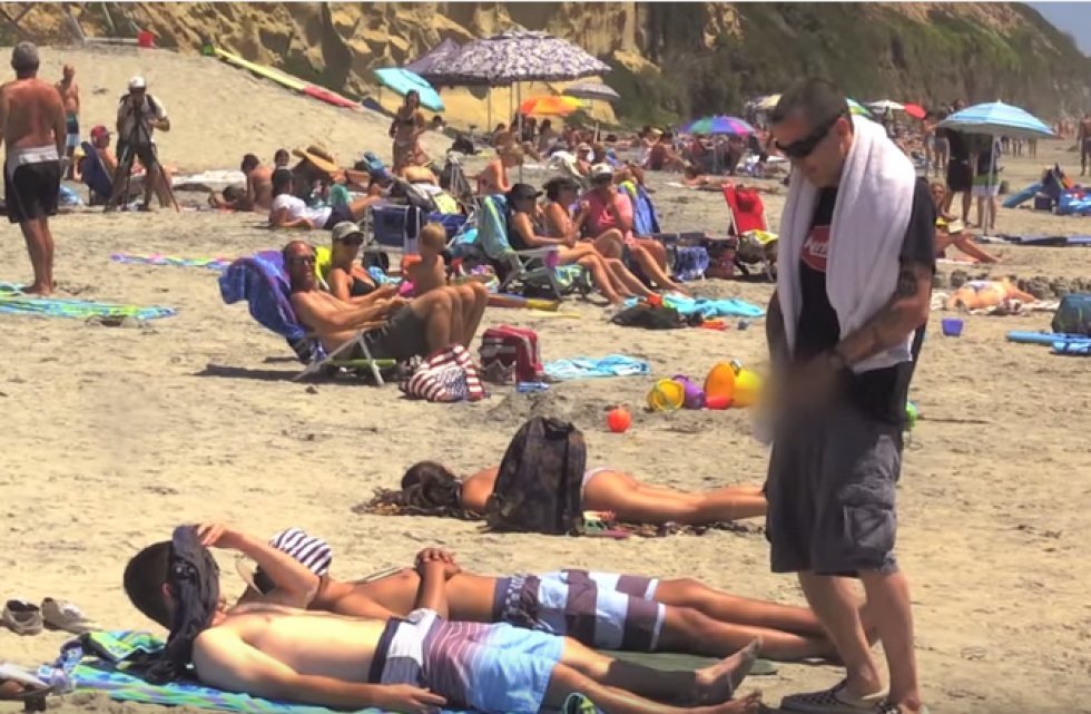 Prank: Steve-O laver 'golden showers' på uheldige strandgæster