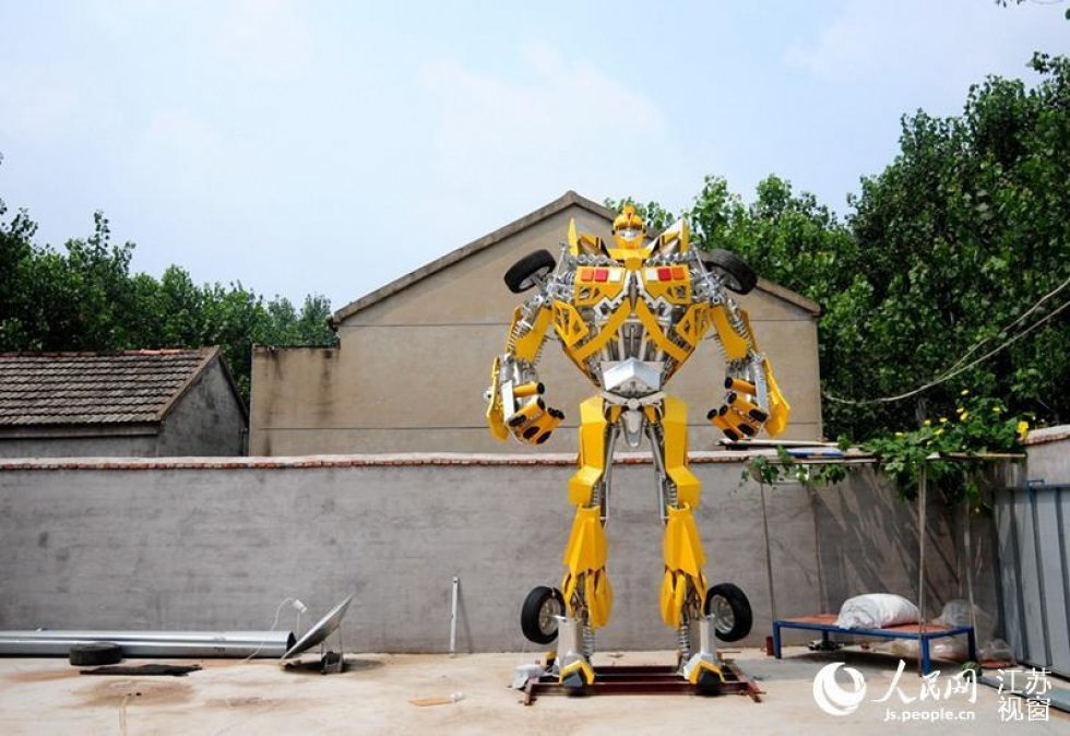 Årets far bygger 1:1 Transformers-Bumblebee til sin søn