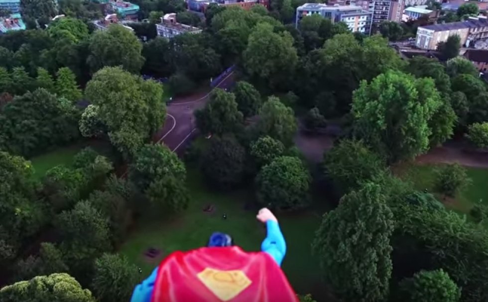 Dagens repeat-video: Superman-figur spændt fast på drone