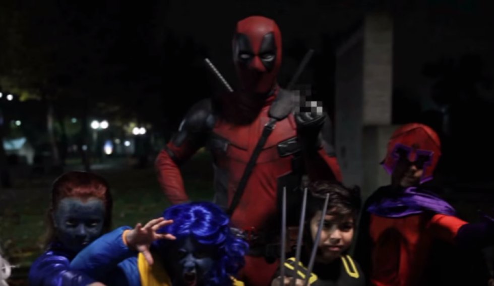 Ryan Reynolds viser, hvordan Deadpool fejrer Halloween