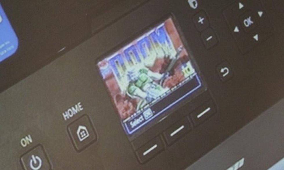 Mand spiller Doom på printer-display