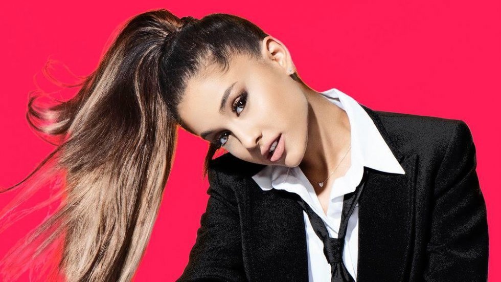 Ariana Grande imiterer 5 store sangerinder til perfektion 