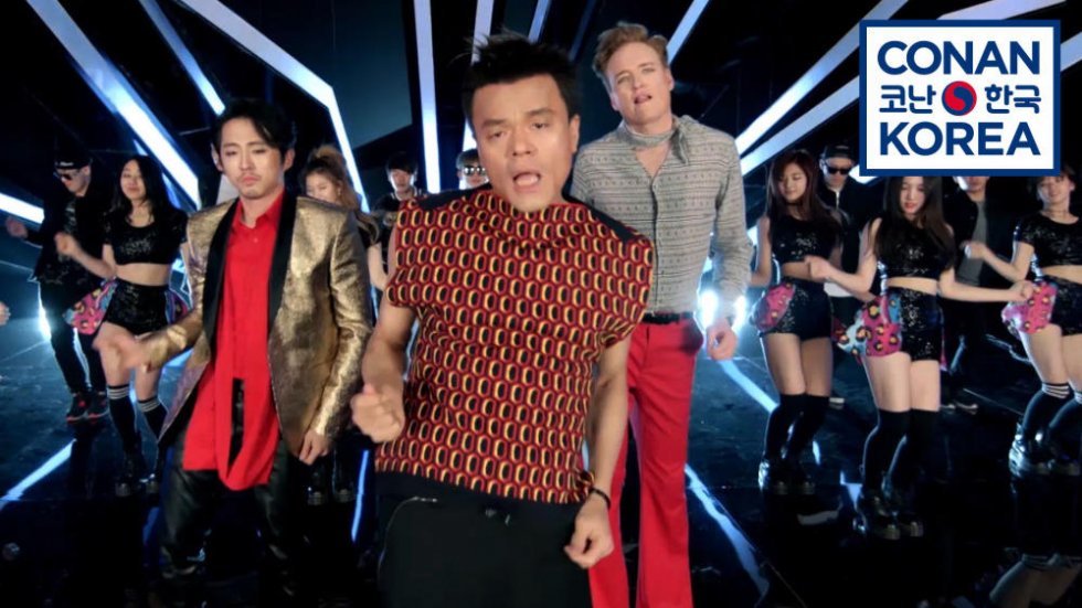 Se: Steven Yeun og Conan O'Brien i K-pop musikvideo