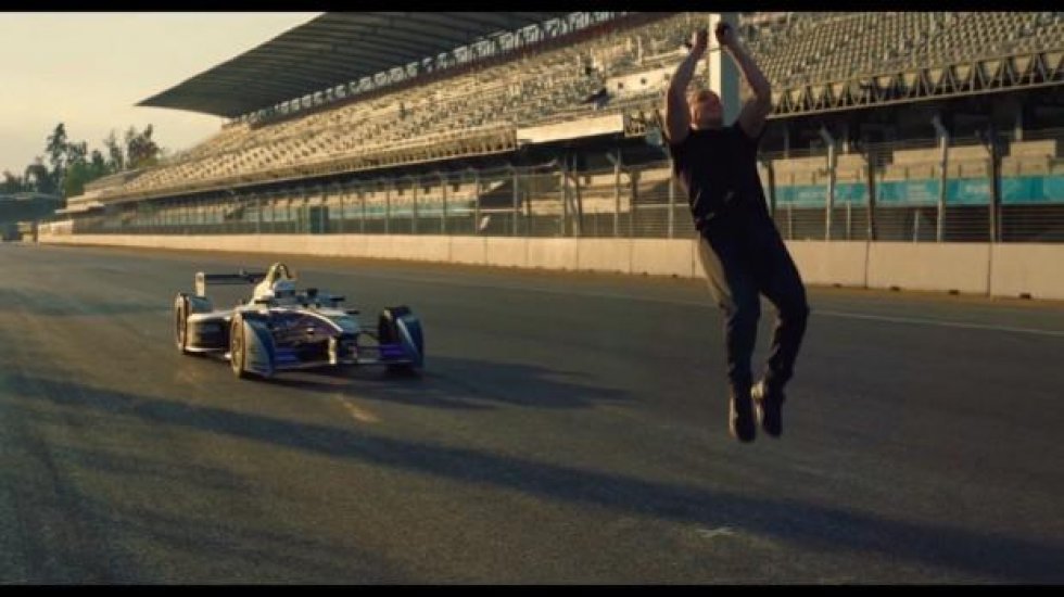 Stuntmanden Damien Walters forsøger et 'leap of faith' over en Formel E racer i fuld fart