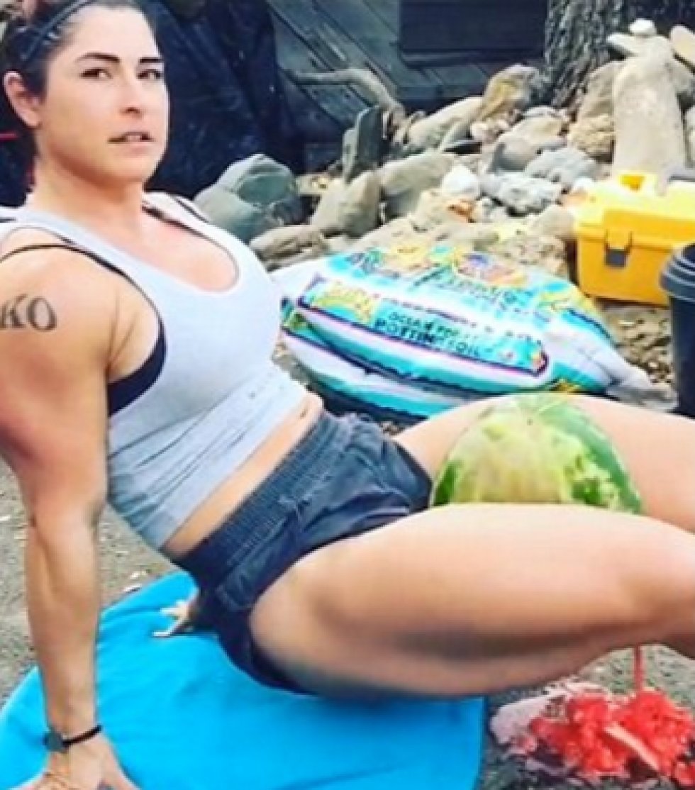 Kvinde knuser vandmelon med sine kæmpe lår [video]