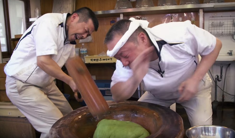 Hypnotiserende video af japansk specialitet 'Mochi'