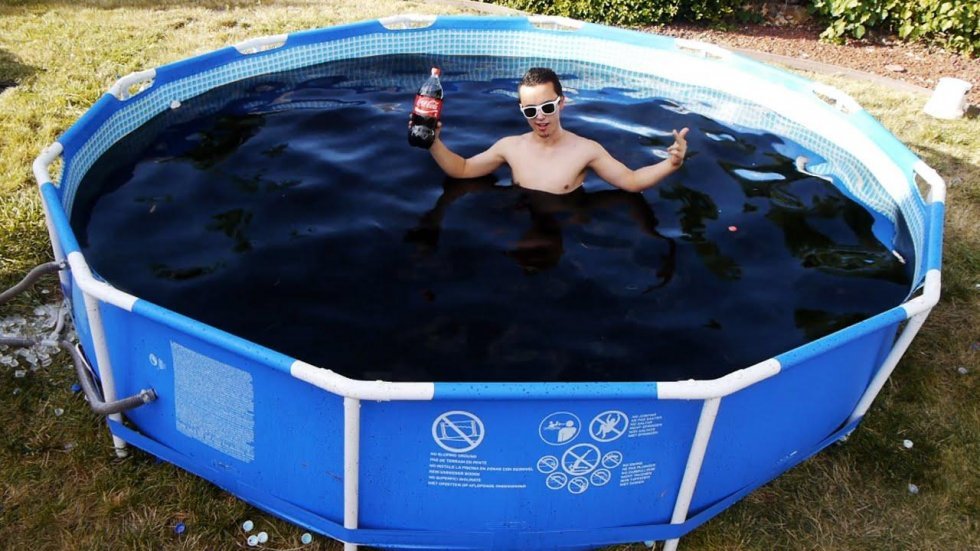 Swimmingpool med 5600 liter Coca Cola