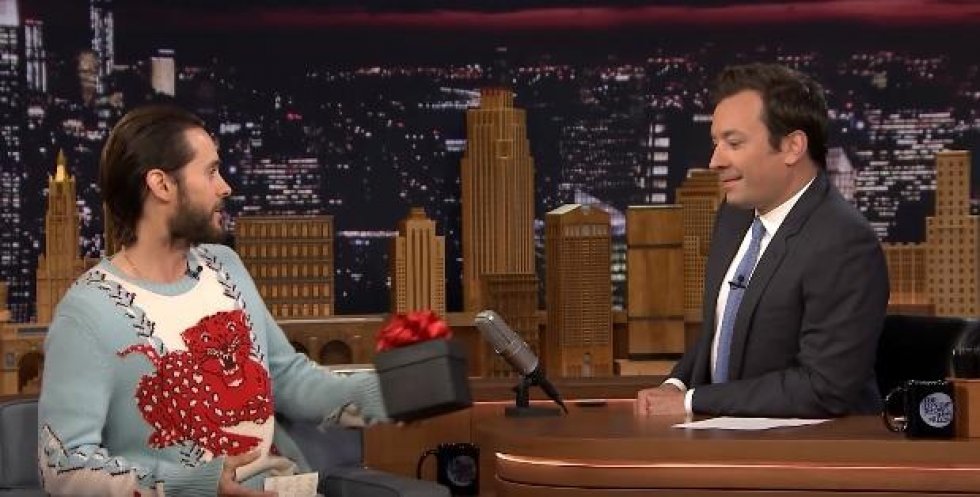 Jokeren giver Jimmy Fallon en helt speciel gave i 'The Tonight Show' [Video]