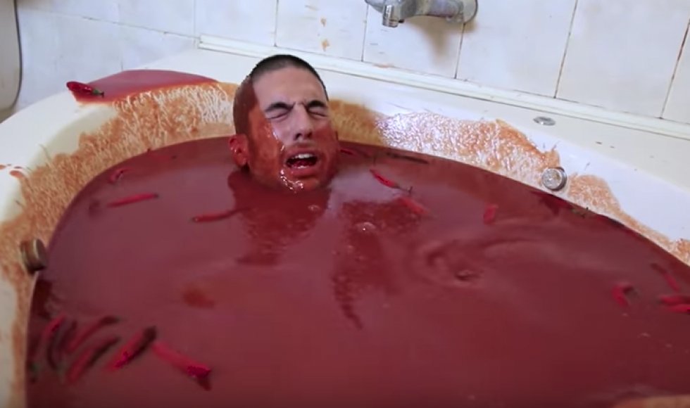 Fyr hopper i et badekar fyldt med chilisovs - det fortryder han ret hurtigt [Video]