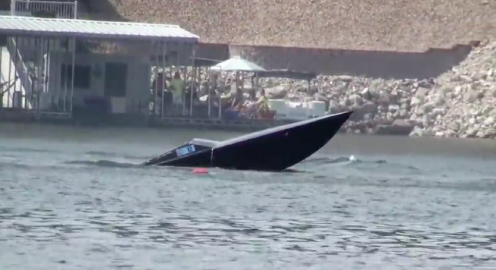 Fyr sejler så hurtigt i speedbåd, at den vælter og synker [Video]