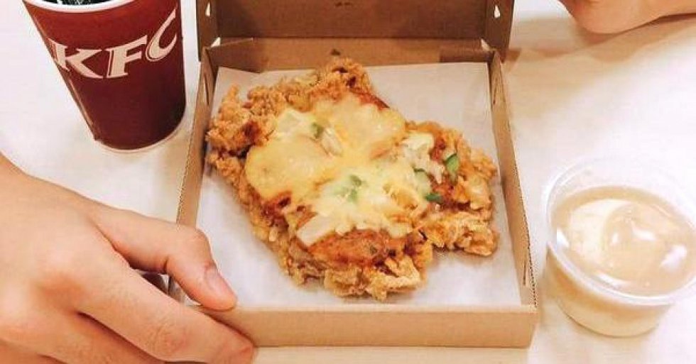 KFC bruger friturestegt kylling som pizzabund i Japan