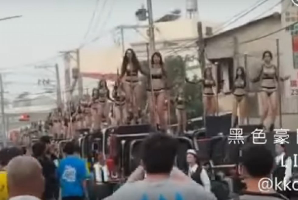 Politikers begravelse markeres med 50 poledansere på biltage
