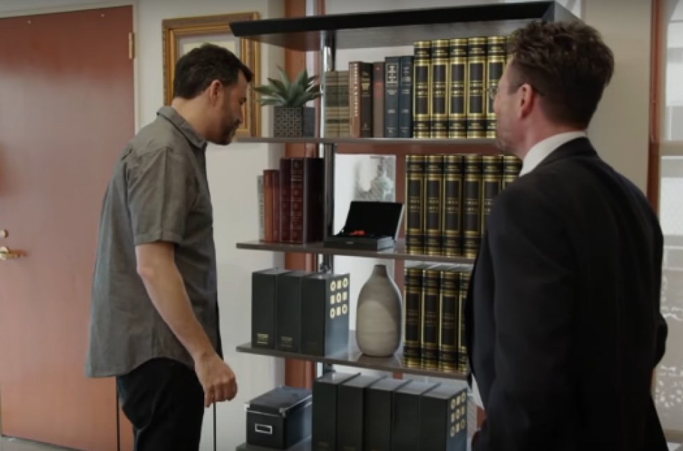 Jimmy Kimmel besøger manden der betalte 100.000 dollars for en cheeto der ligner Harambe