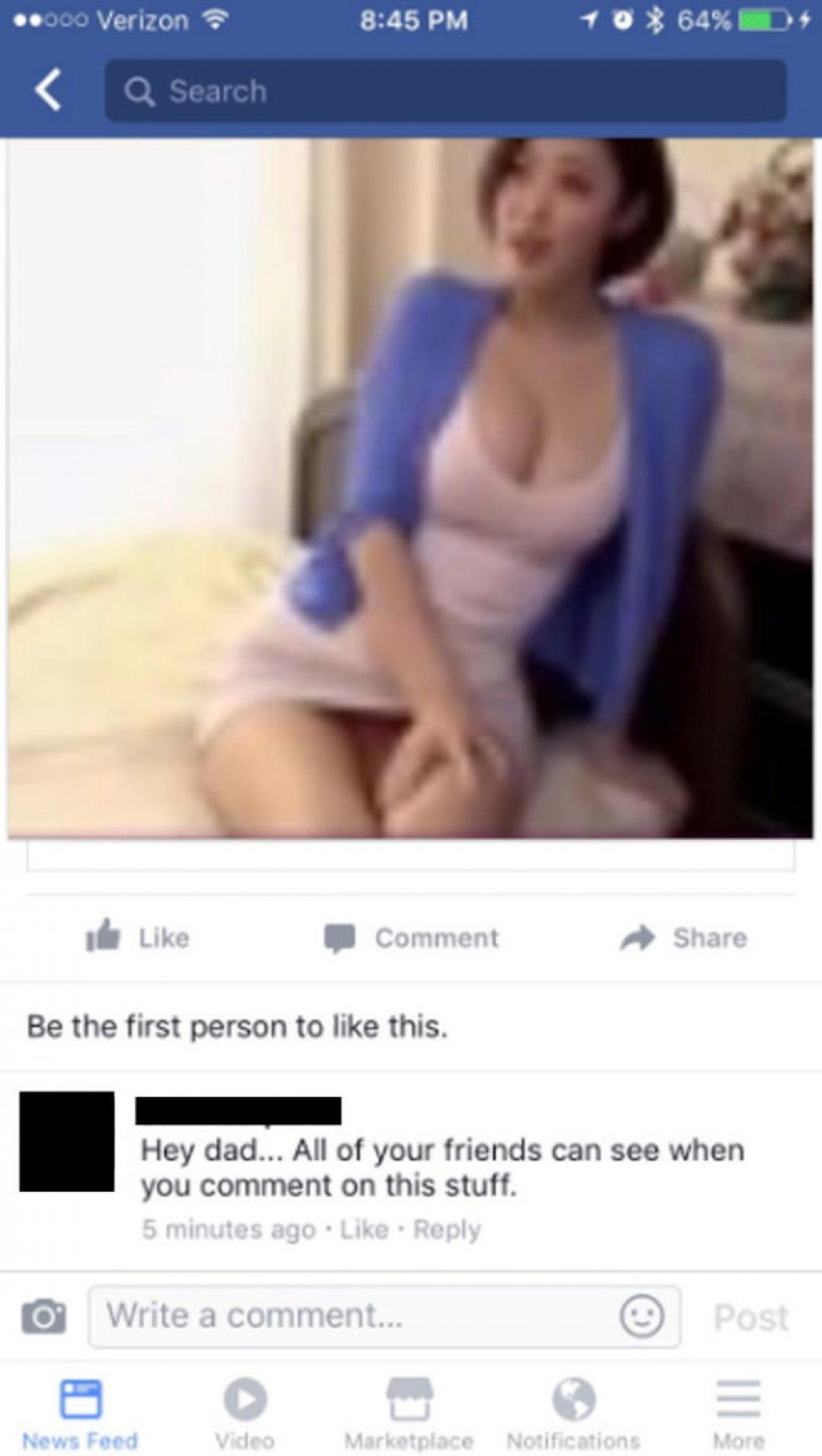 Far forstår ikke Facebook og bliver busted af sin datter i at kommentere på porno