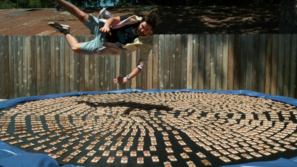 Sådan ser det ud, når man hopper på en trampolin med 1000 musefælder i slowmotion