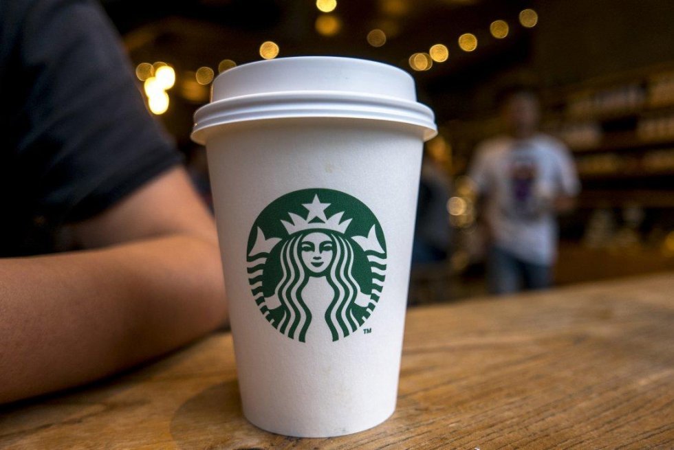 Kvinde modtager $100.000 i erstatning pga. brandvarm kaffe og løse låg hos Starbucks 