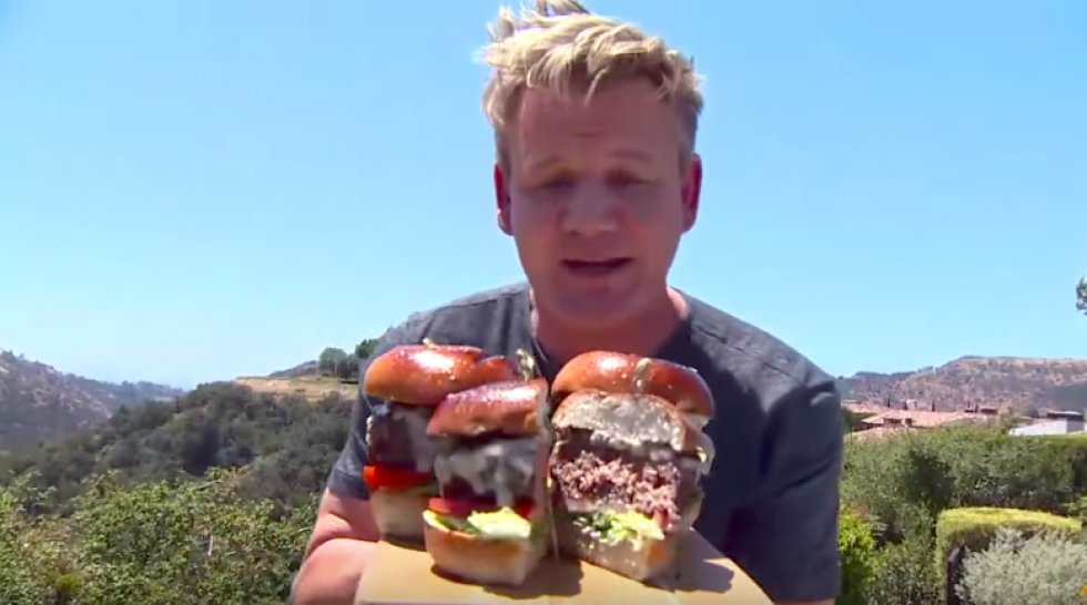 Gordon Ramsay guider dig til den perfekte burger på grillen