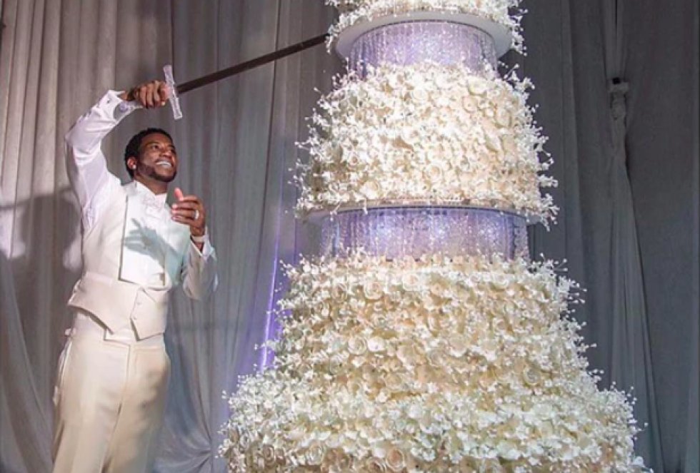 Gucci Mane skærer sin 3 meter høje bryllupskage til 1/2 mio. kroner ud med med et sværd