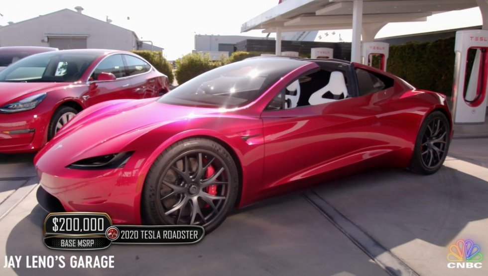 Jay Leno får en tur i Tesla Roadster 2020