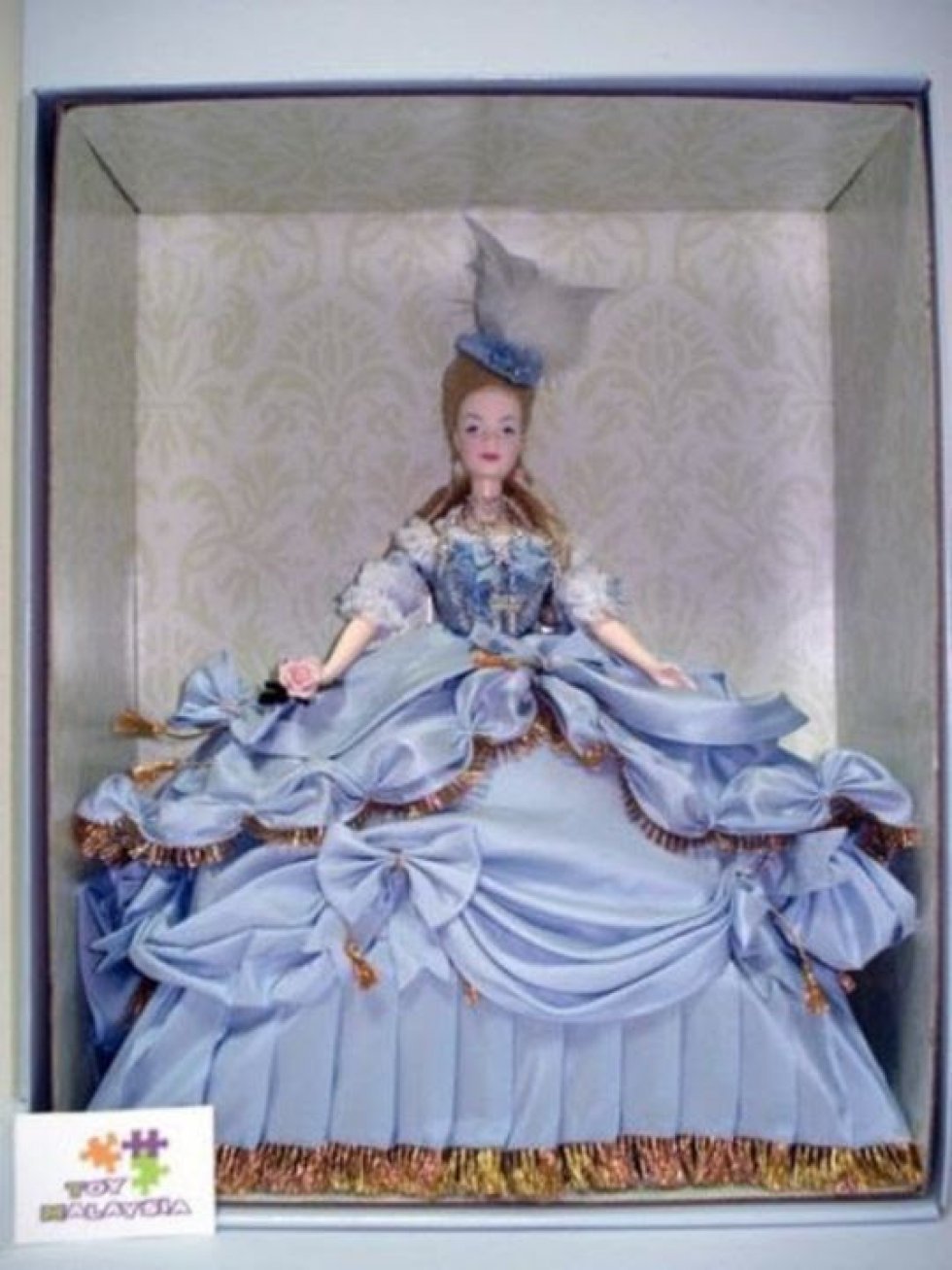 Collectors edition. Hun er 5.000-7.000 kr. værd. Kilde: DBA Guide - Søsters Barbie-dukke kan være gode penge værd - her er 8 eksempler