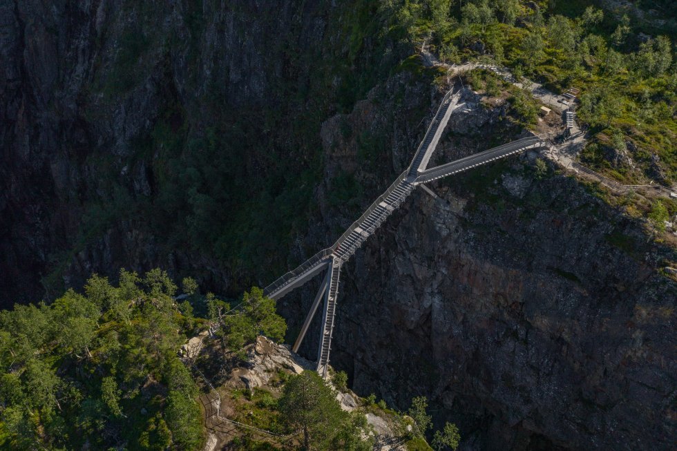 En 47-meter lang arkitekttegnet trappebro giver fri passage over Vøringsfossen i Norge