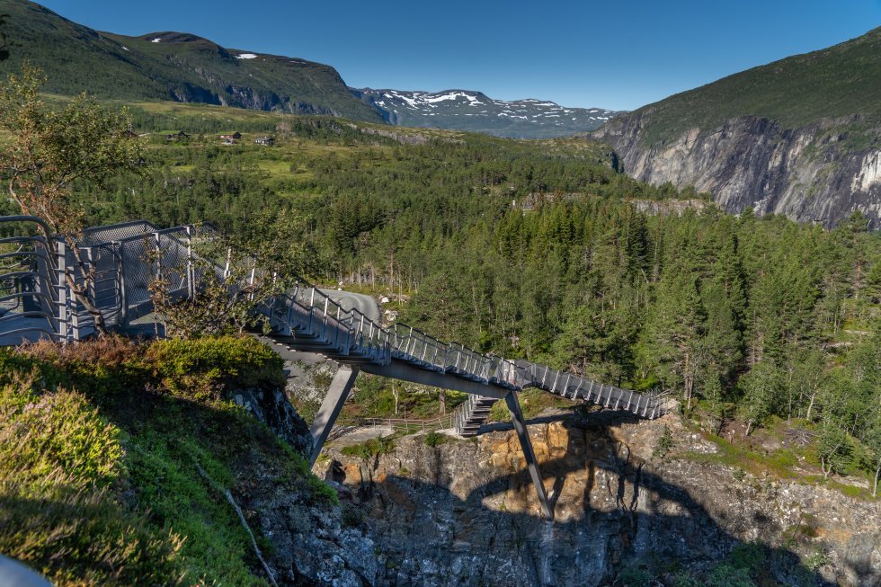 Harald Christian Eiken - vmproduksjon.no - En 47-meter lang arkitekttegnet trappebro giver fri passage over Vøringsfossen i Norge