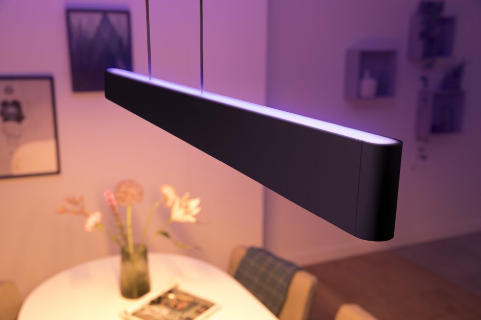 Philips Hue Ensis er et fedt koncept der både "maler" dit rum i lys og oplyser spisebordet normalt