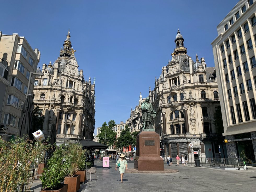 Antwerpens historiske bymidte tager sig godt ud i solskin - Turen går til Belgien: Flandern rundt med ophøjet ro og fritjes