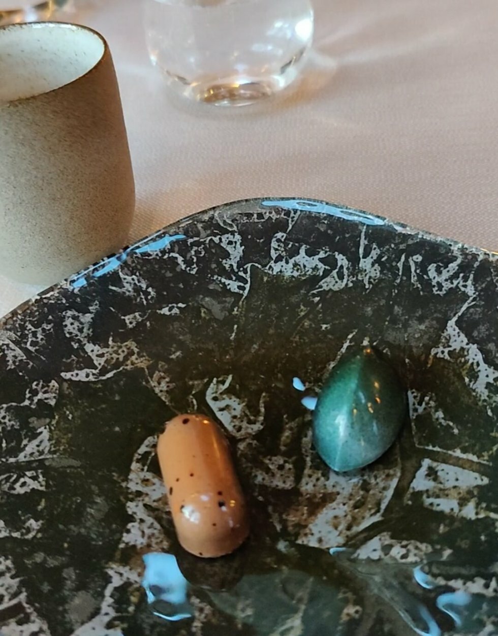 Fyldte chokolader fra Friis-Holm og La Cabra-kaffe. - Restaurant-anmeldelse: Restaurant Domæne