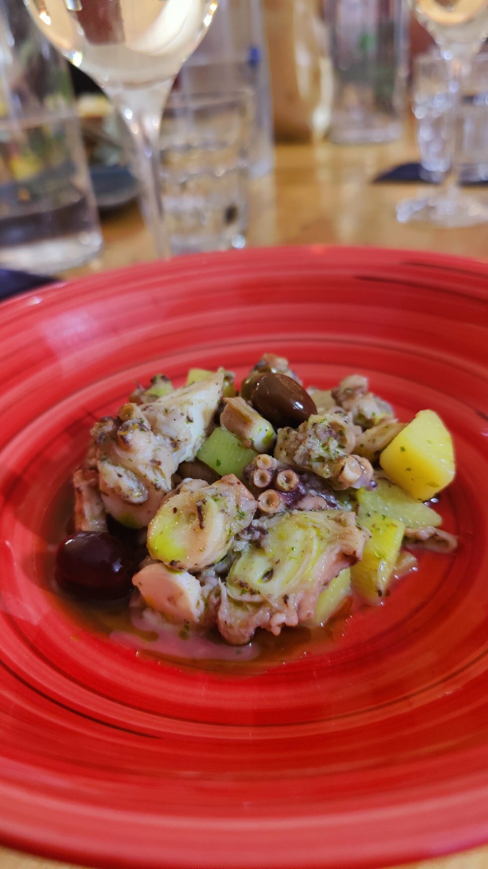 Blæksprutte med oliven og kartofler. - Rejsereportage: Ligurien - hjertet af Italiens olivenolie-region