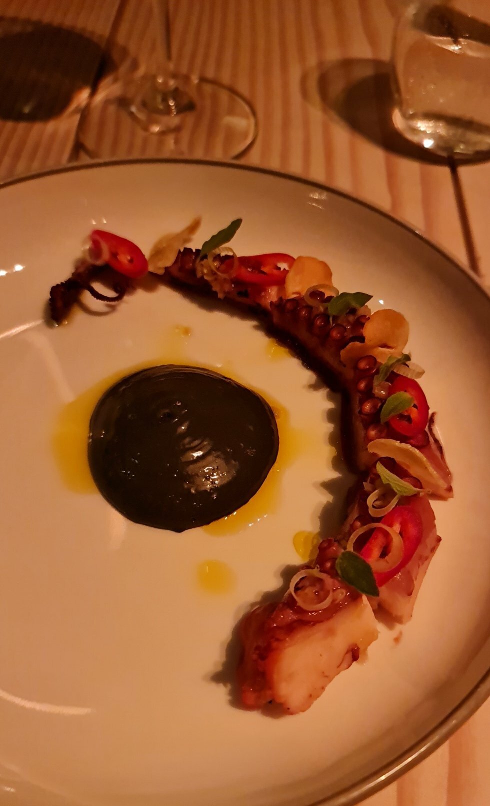 Blæksprutte med brændt hvidløgscreme.  - Restaurant-anmeldelse: Restaurant NOI