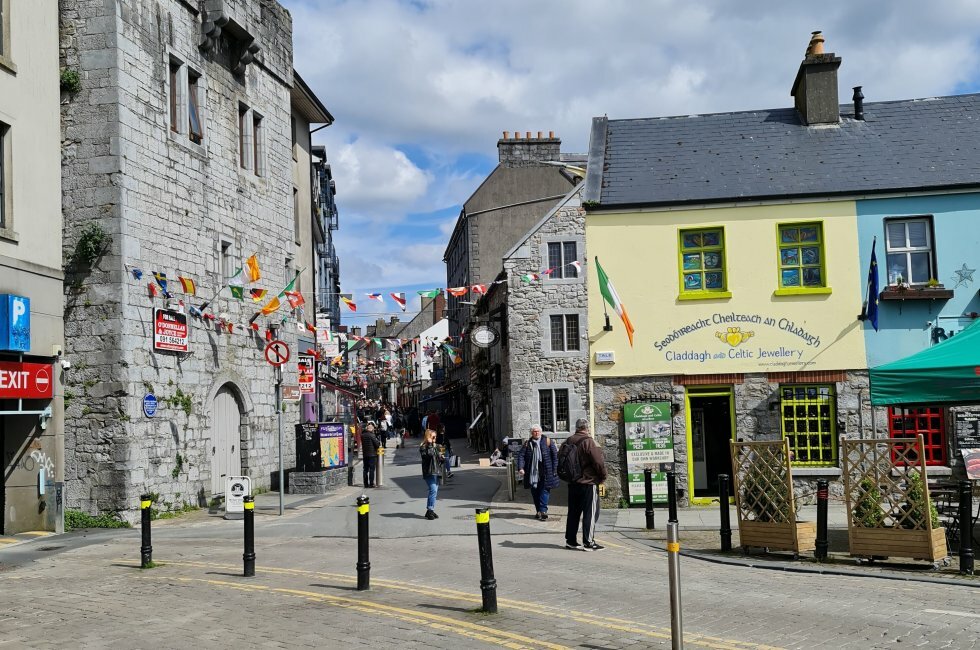 Indgangen til Galways skønne gågade.  - Rejsereportage: På food-walk i Irlands gastronomiske hovedstad Galway