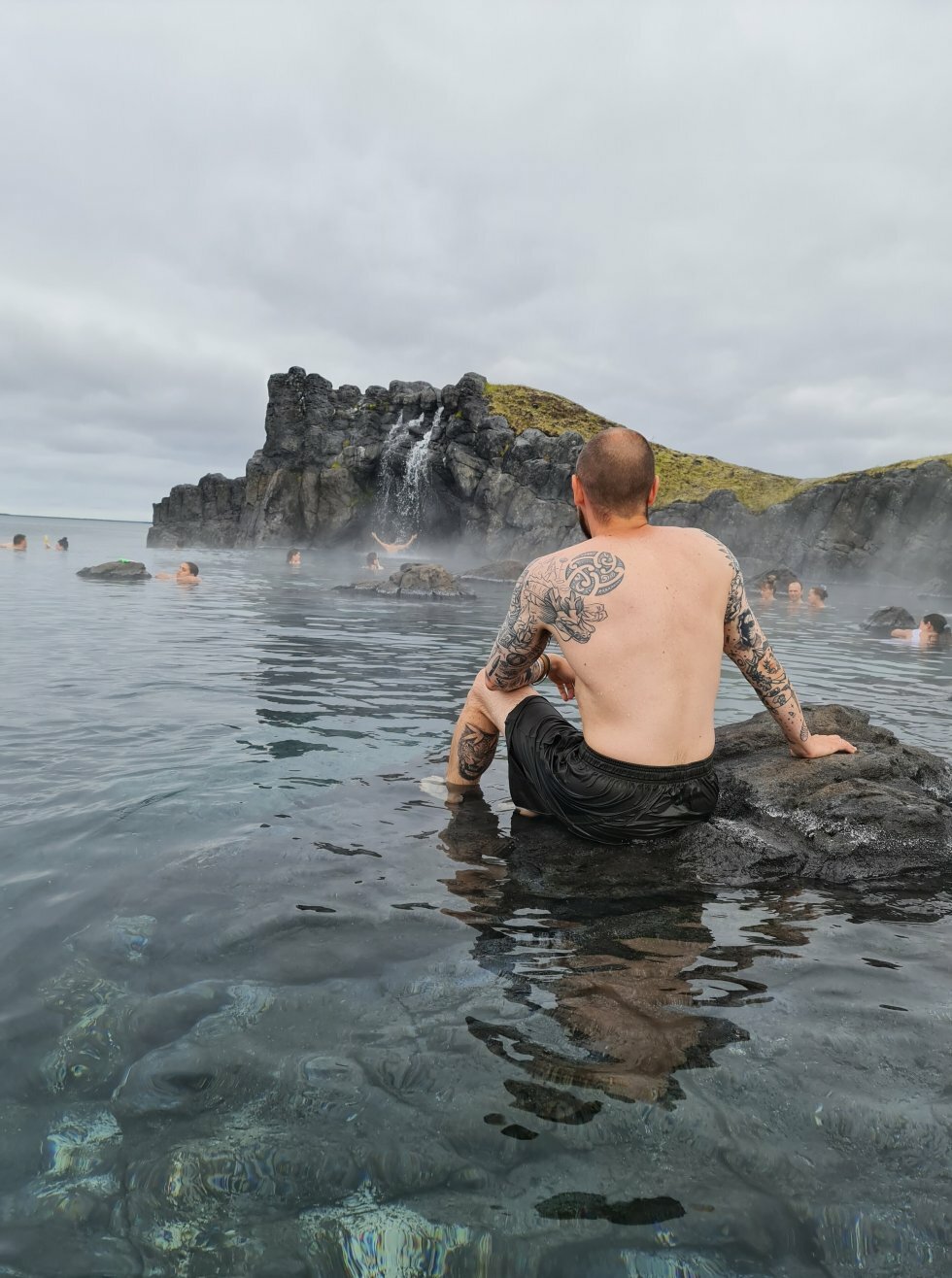 Terapi for sjælen i Sky Lagoon.  - Rejse-reportage: Stopover-bonusferie på Island