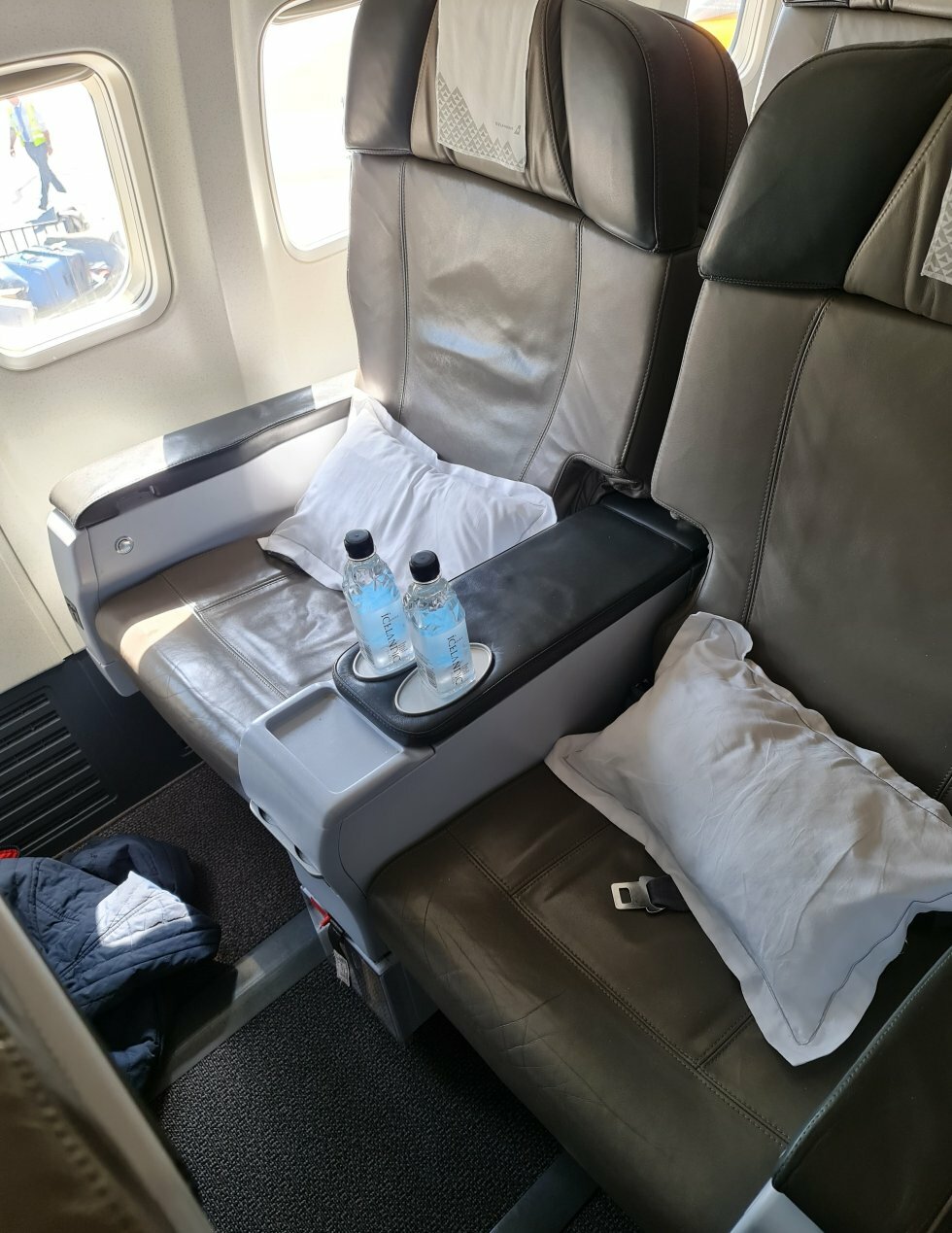 Komfortable luksus-sæder på Icelandair Saga Class.  - Rejse-reportage: Stopover-bonusferie på Island